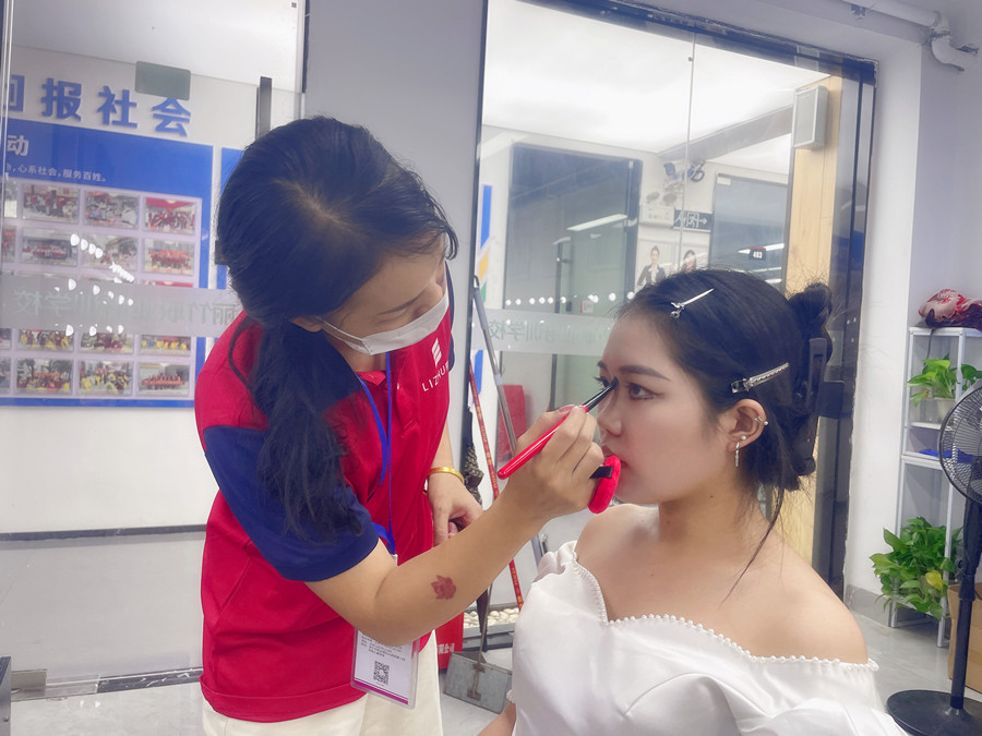 南寧美妝師：冷門(mén)但實(shí)用的化妝技巧