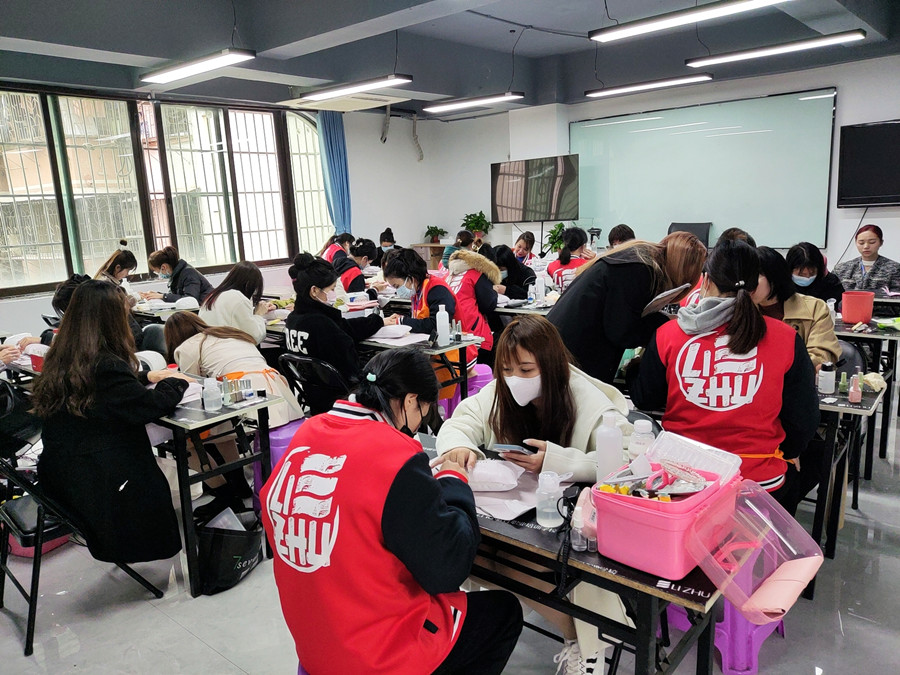 南寧美甲護(hù)理培訓(xùn)：為什么你的指甲又脆又?。?>
								
								<span id=