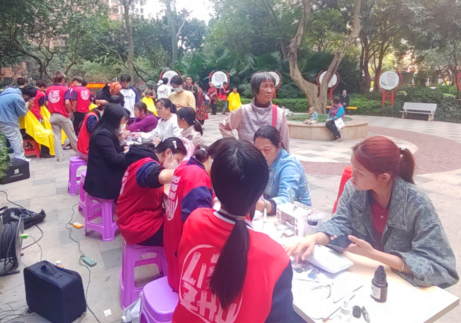 南寧美甲職業(yè)學(xué)校來到愛情海小區(qū)，為居民提供免費(fèi)美甲