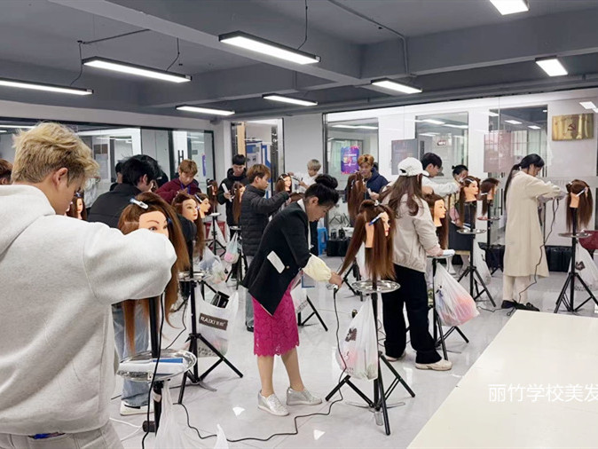 如何拉直發(fā)？南寧燙染培訓(xùn)零基礎(chǔ)