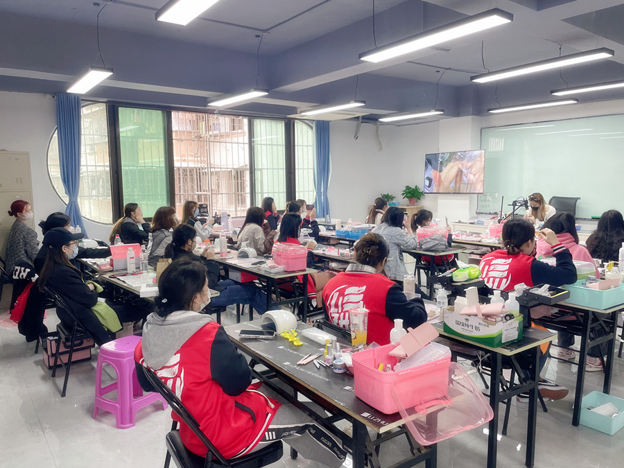 廣西學(xué)美甲零經(jīng)驗(yàn)：光療甲知識(shí)問答（上）