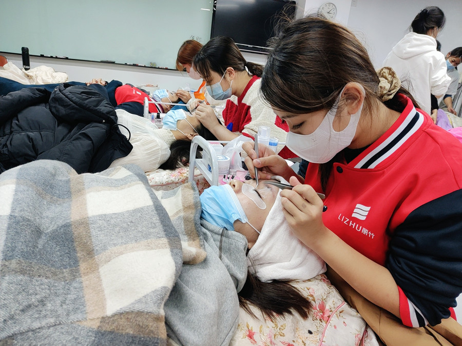 南寧美甲美睫培訓(xùn)：開綜合店為什么要學(xué)美睫？