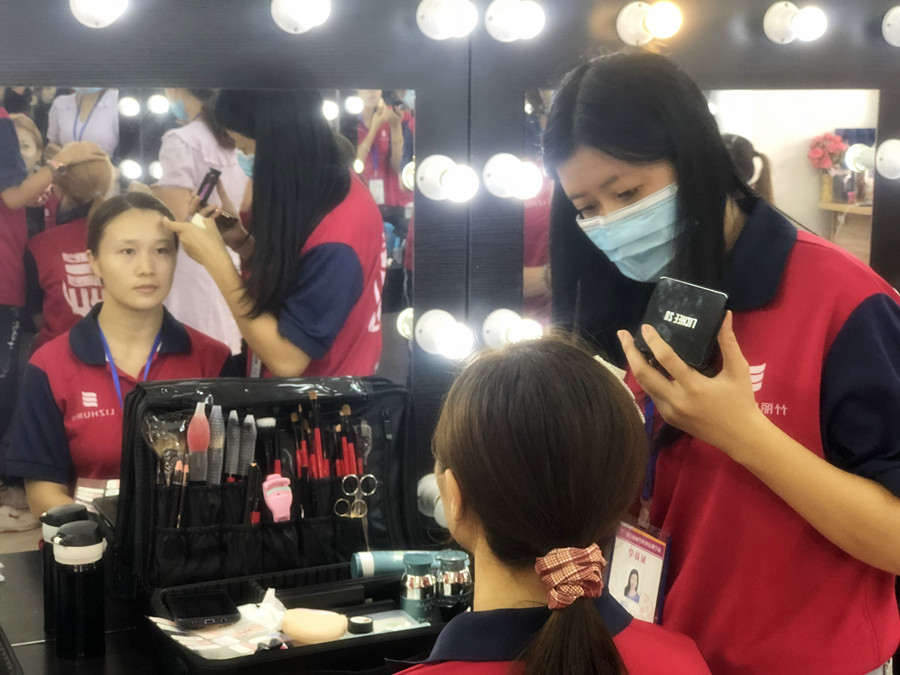 如何打造自然底妝？廣西彩妝教學基礎(chǔ)