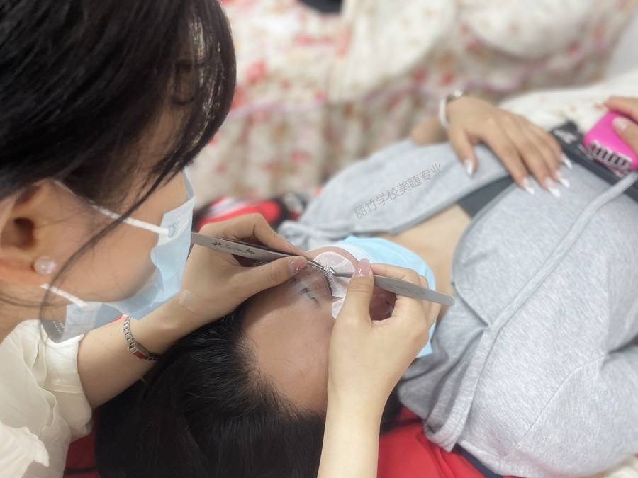 南寧美睫：不同經(jīng)驗的美睫師如何選擇膠水？