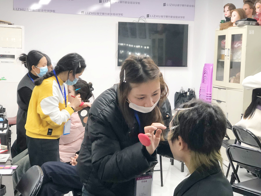 廣西化妝基礎(chǔ)短期：零基礎(chǔ)學(xué)化妝入門學(xué)什么？