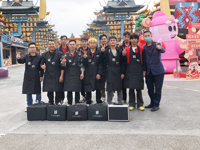 廣西美發(fā)職業(yè)學(xué)?！岸露挲堫^”義剪活動(dòng)