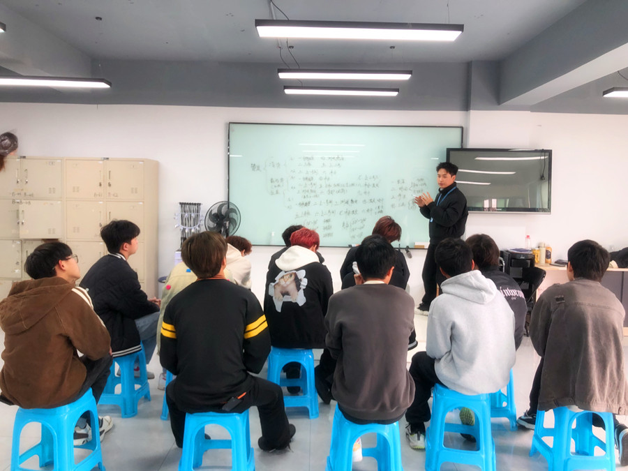 廣西燙發(fā)專業(yè)教案：如何正確蓋白發(fā)？