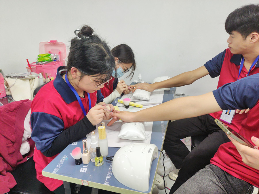 南寧學美甲的年齡限制？南寧學美甲去哪里？