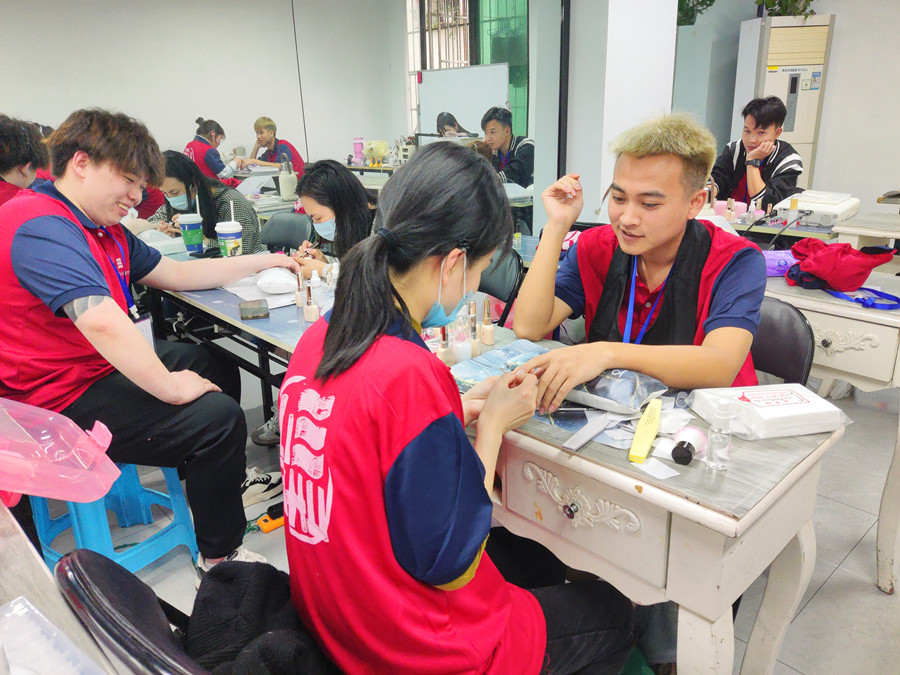 學美甲從零開始：男士美甲如何選擇？