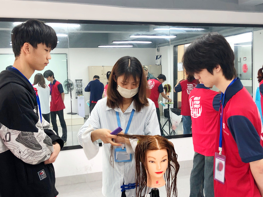 標(biāo)準(zhǔn)杠練習(xí)重點(diǎn)，南寧花式燙發(fā)學(xué)校解析