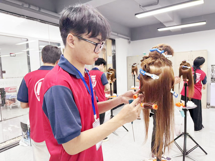 南寧學(xué)燙發(fā)：如何使用卷筒弄卷發(fā)