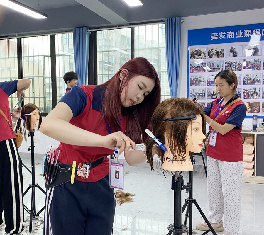 幼態(tài)臉選發(fā)型的關(guān)鍵，南寧剪發(fā)造型女士教學(xué)