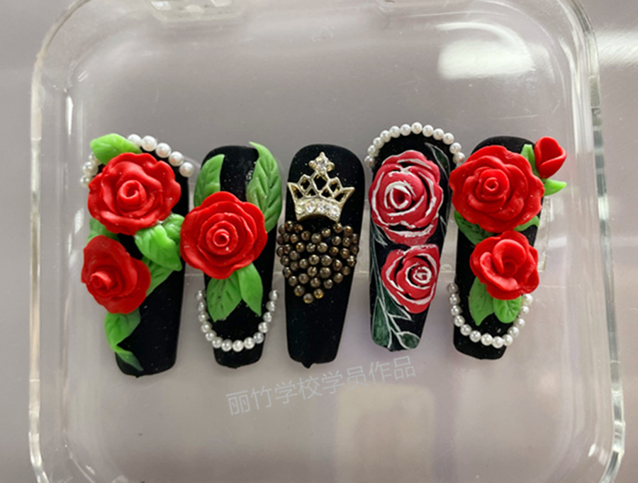 輕奢玫瑰雕花美甲，南寧美甲學(xué)校學(xué)員作品