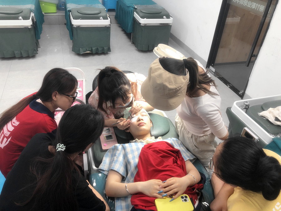 讓美睫保持時間長的技巧，學(xué)美睫從零開始