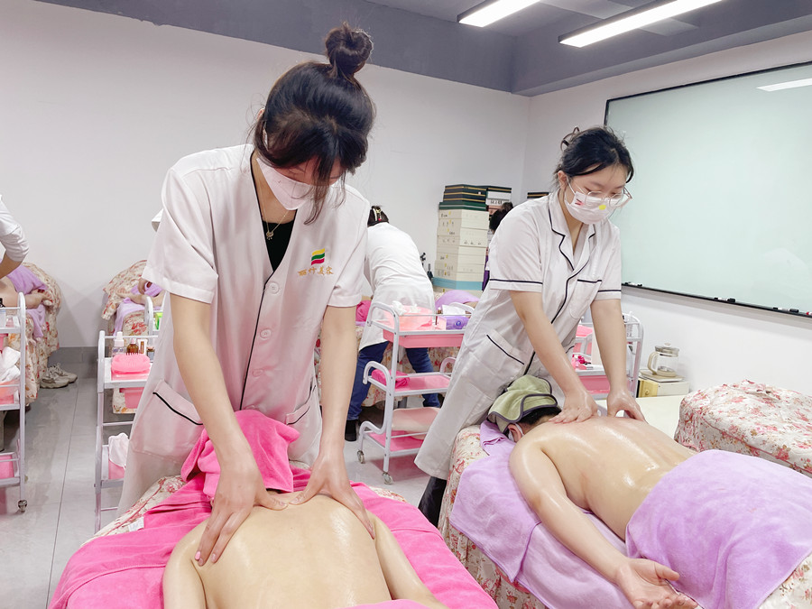 推背時如何發(fā)力？南寧美容美體教程