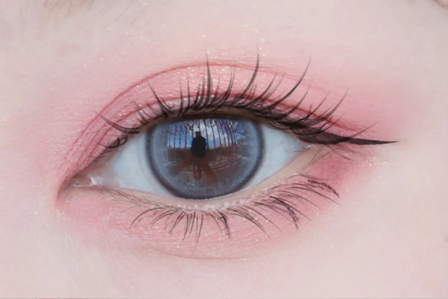 眼影平涂法重點解析，廣西化妝專業(yè)教學(xué)