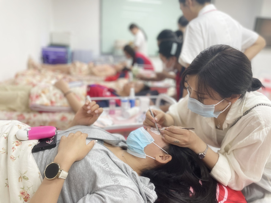 嫁接美睫后如何修補？南寧美睫教學(xué)