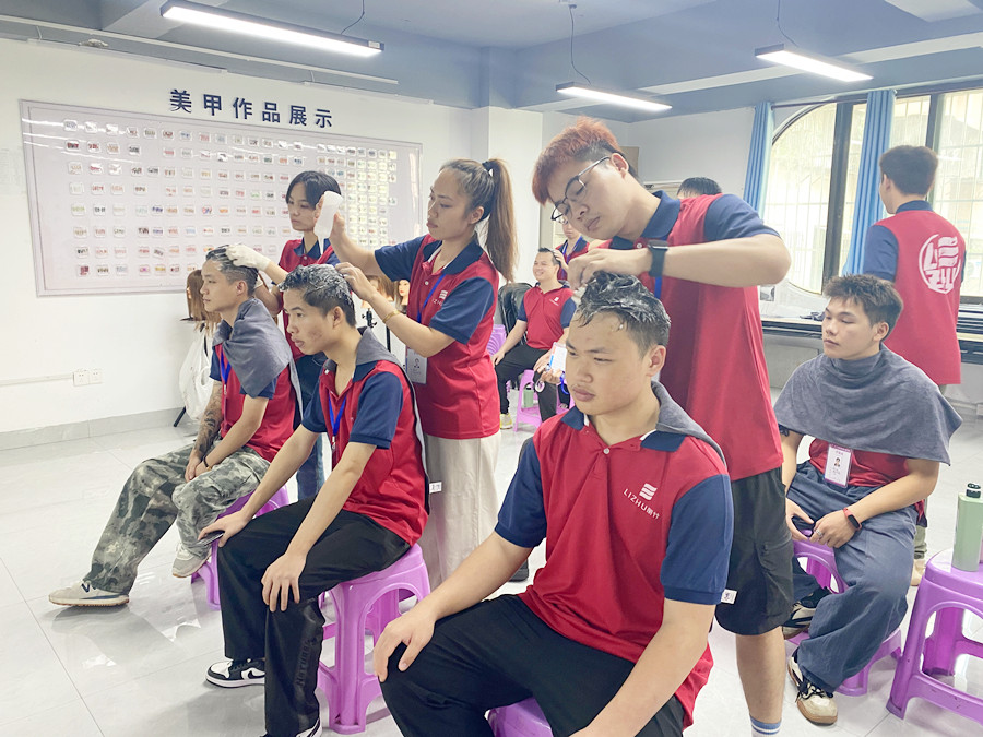 廣西美發(fā)洗護(hù)培訓(xùn)學(xué)員真人操作練習(xí)