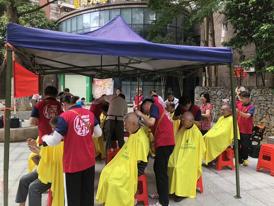 廣西美發(fā)職業(yè)學(xué)校開展“學(xué)雷鋒”免費理發(fā)活動。