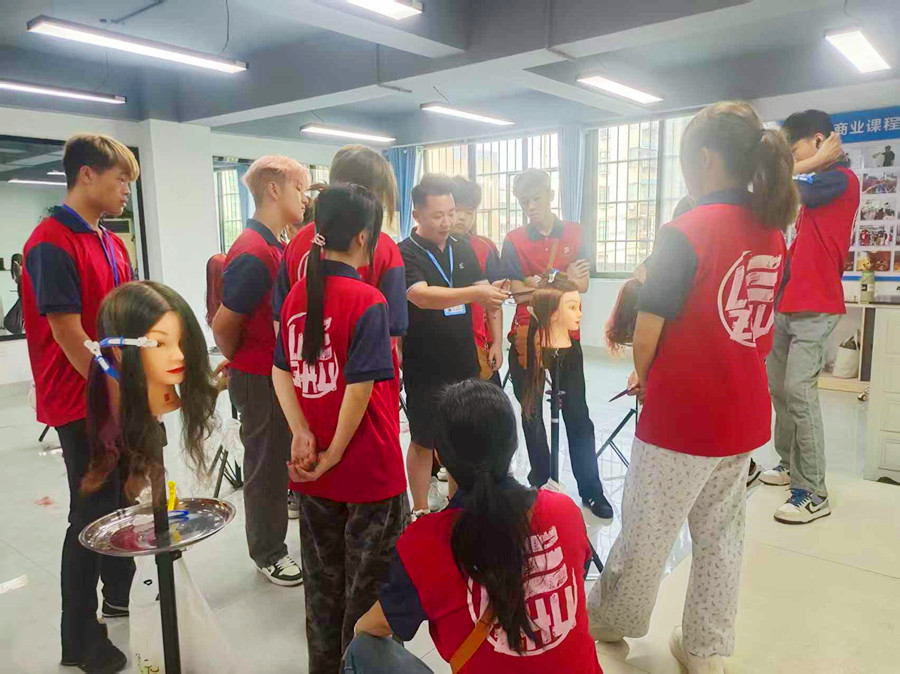 高層次鎖骨發(fā)的特點(diǎn)，0基礎(chǔ)學(xué)剪發(fā)