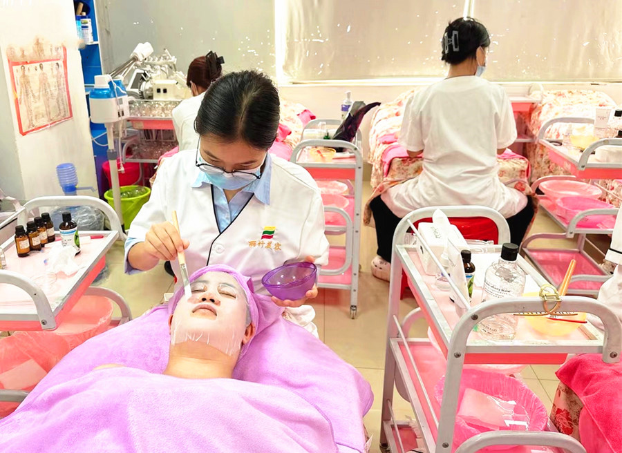 夏季補(bǔ)水的重要性，南寧美容護(hù)膚養(yǎng)顏學(xué)校分享