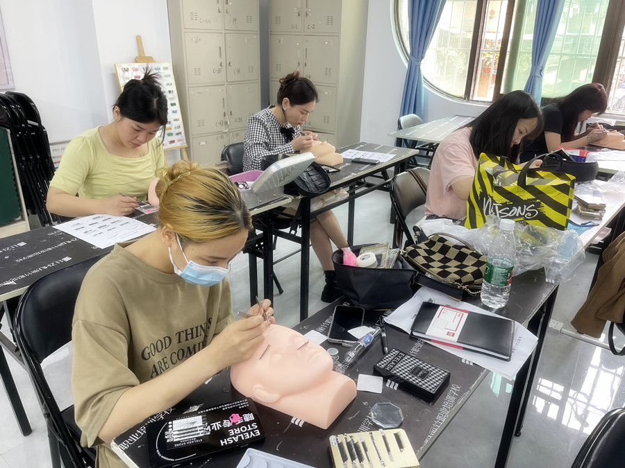 睫毛的基礎(chǔ)知識(shí)，南寧美甲培訓(xùn)正規(guī)講解