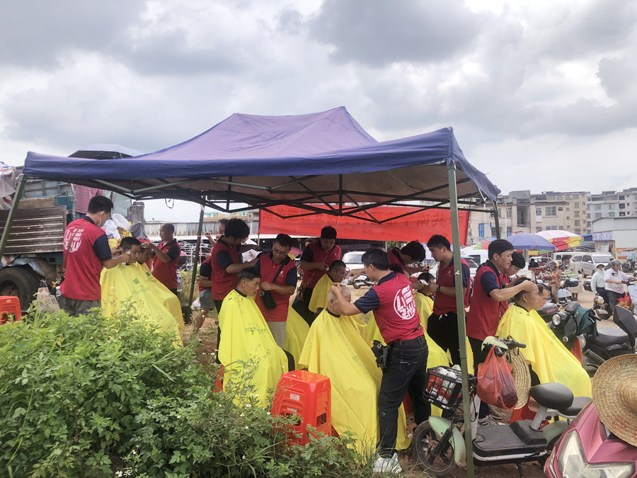 南寧美發(fā)男士精剪造型班外出義剪，大受歡迎