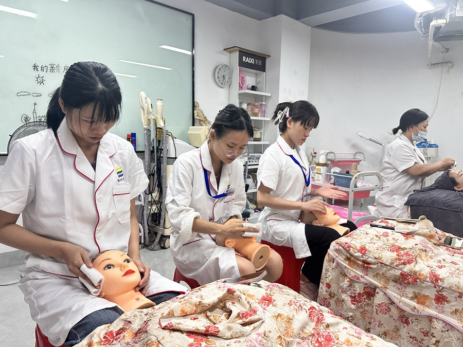 美容新手用假頭模練習(xí)的好處，學(xué)美容0基礎(chǔ)