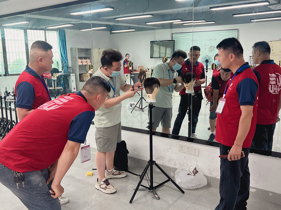 學美發(fā)0基礎(chǔ)，廣西美發(fā)專業(yè)學校手把手教學