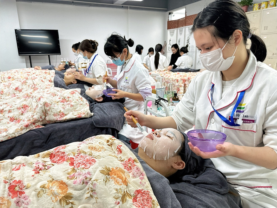 不同膚質(zhì)敷面膜的頻率，南寧護(hù)膚學(xué)校分享