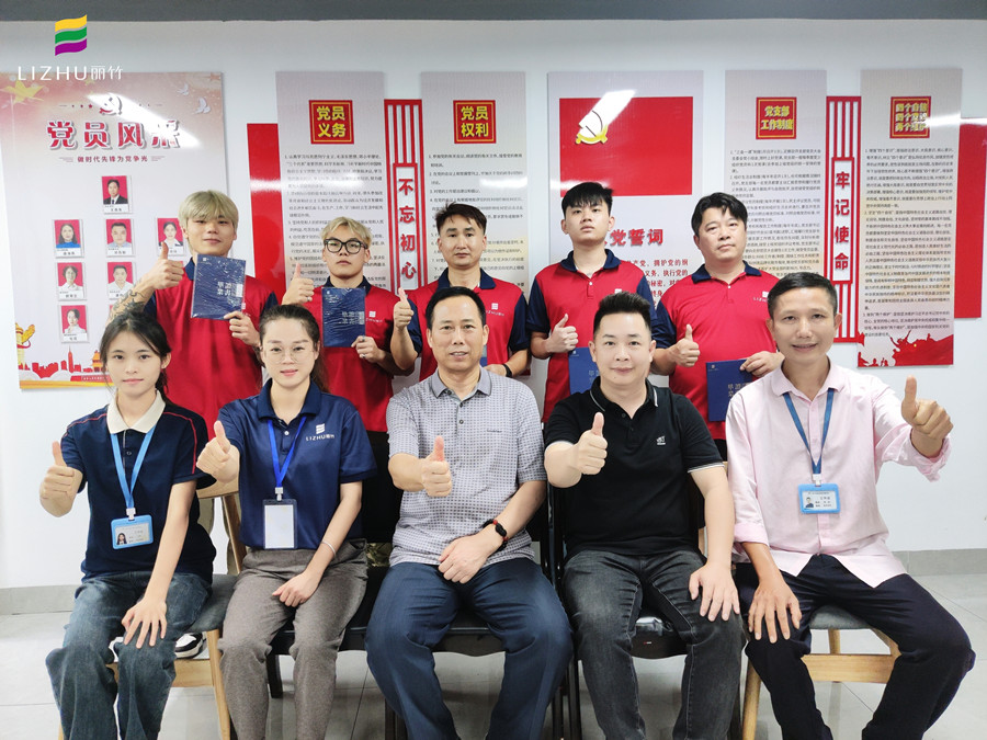 廣西美發(fā)學校畢業(yè)，校長頒發(fā)證書寄祝福