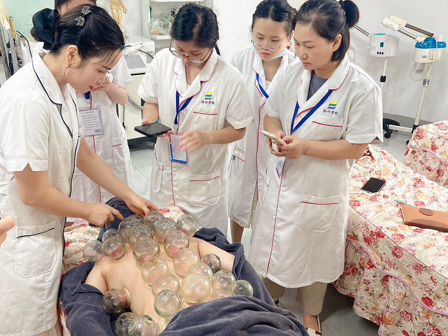 廣西美容真人實操，解鎖背部拔罐新技能
