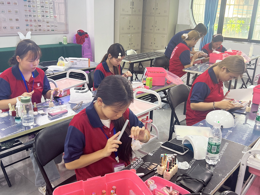 新手打磨甲片的技巧，南寧美甲訓(xùn)練