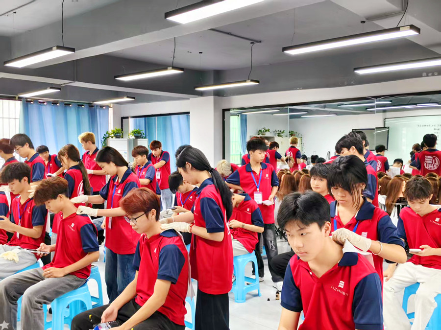 美發(fā)洗護精油按摩肩頸的好處，廣西洗護專業(yè)學(xué)校講解