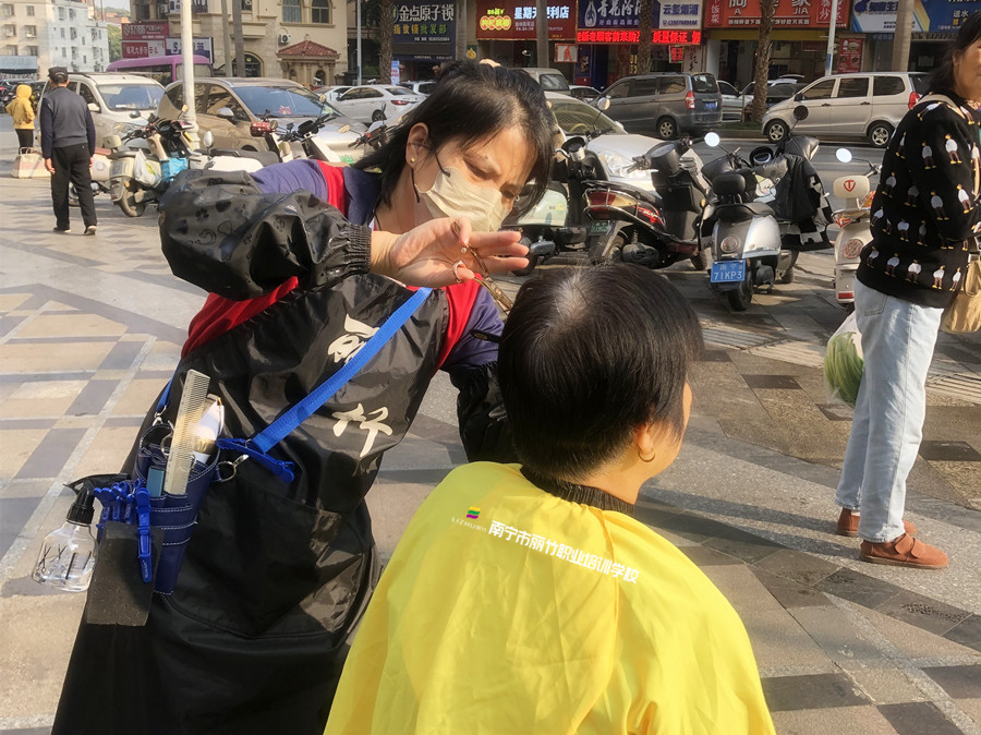 南寧剪發(fā)培訓：新手如何挑選美發(fā)剪刀？