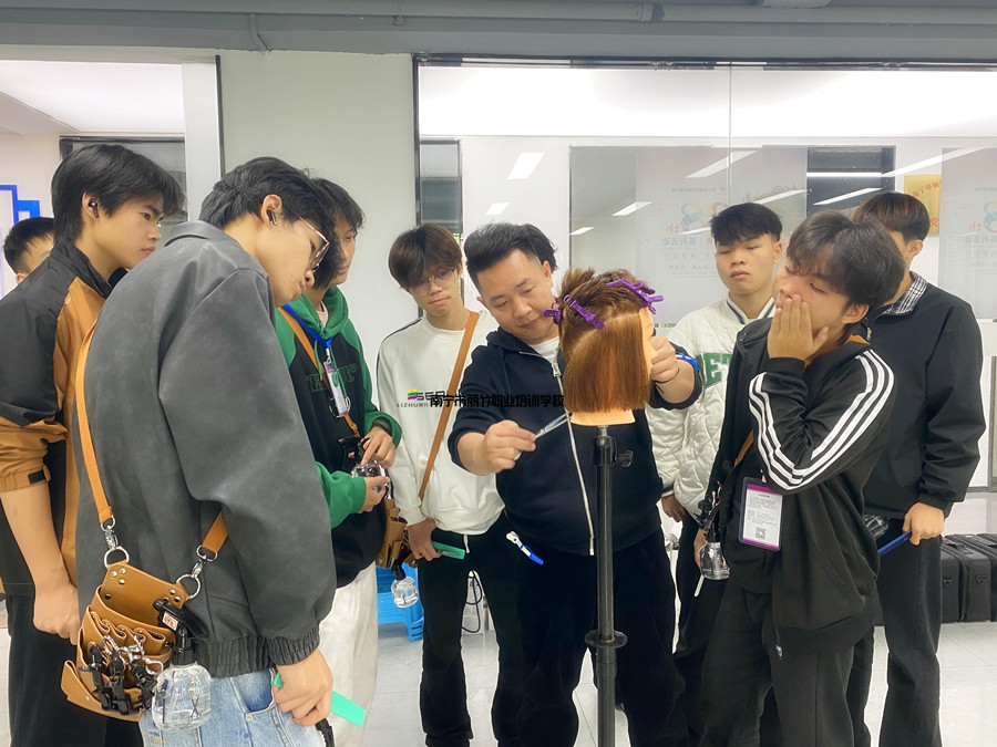 圓形層次修剪，廣西剪發(fā)技術(shù)學(xué)校