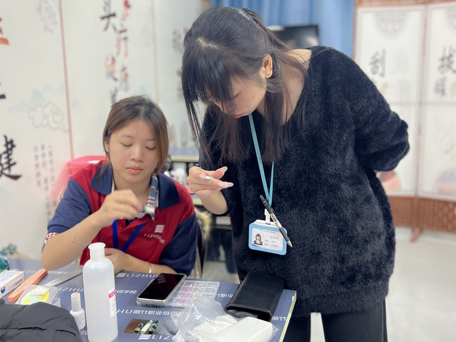 輕奢綠色貓眼美甲，南寧專業(yè)美甲學(xué)校學(xué)員作品