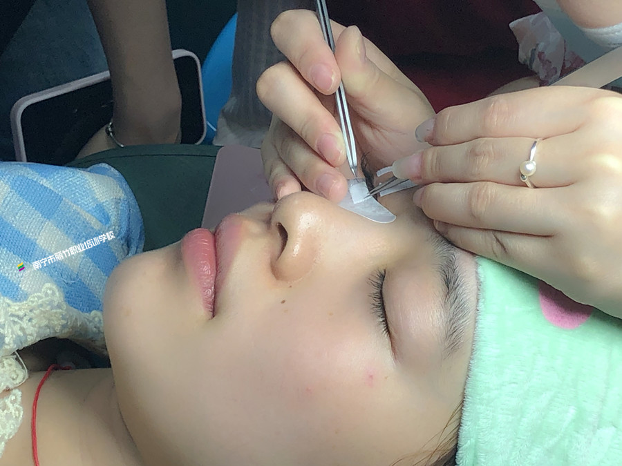 新手學(xué)美睫真人實操課堂實拍