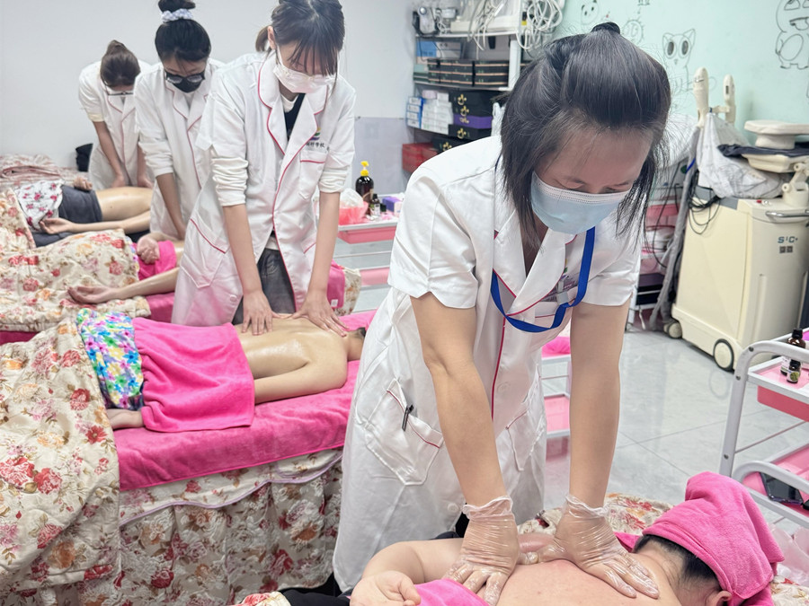 肩胛骨按摩真人實(shí)操，南寧美容培訓(xùn)練習(xí)