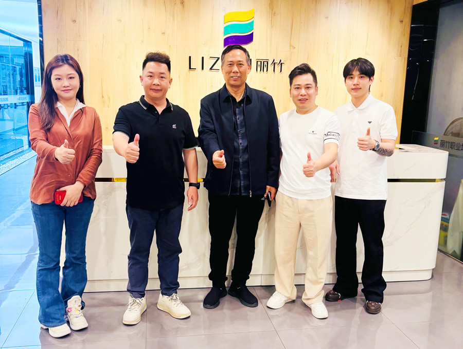 廣西美協(xié)蔣會(huì)長攜江蘇美發(fā)連鎖機(jī)構(gòu)到我校進(jìn)行校企合作