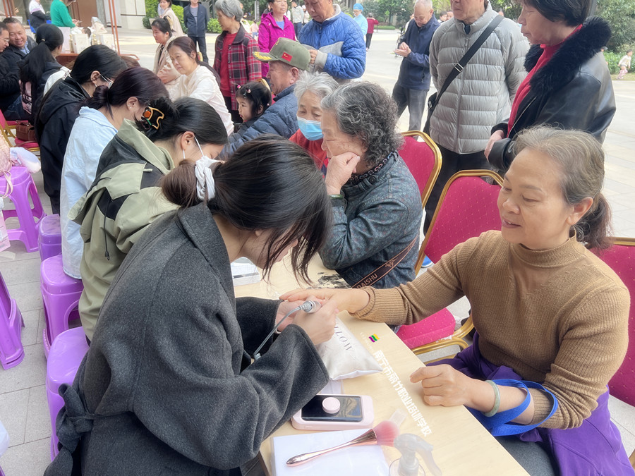 南寧美甲學(xué)校公益活動(dòng)，一場(chǎng)有意義的外出教學(xué)