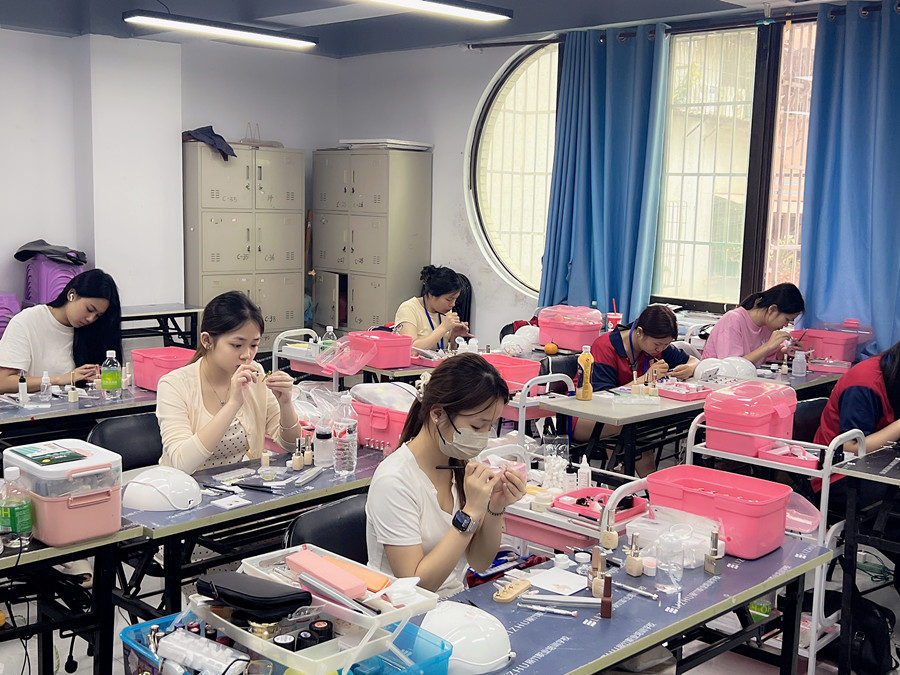 零基礎(chǔ)學(xué)美甲，從手忙腳亂到從容下筆